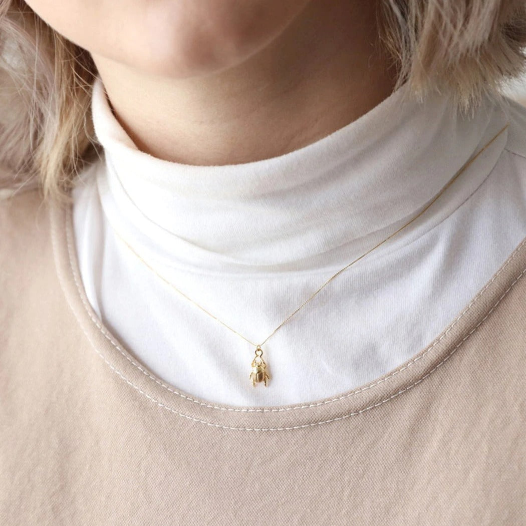 Trendy og elegant bille amulett halskjede, et allsidig kvinnesmykke som passer til enhver anledning.