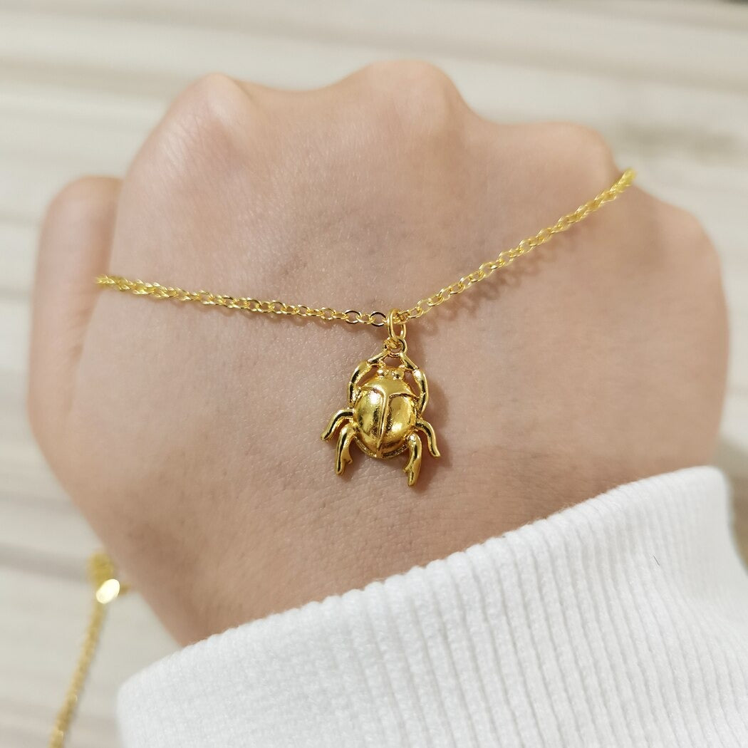 Kvinnesmykke: Glamorøst bille amulett halskjede, et tidløst og stilig tilbehør med symbolsk verdi.