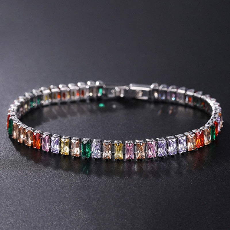 Luksuriøst armbånd for kvinner, prydet med glitrende cubic zirconia