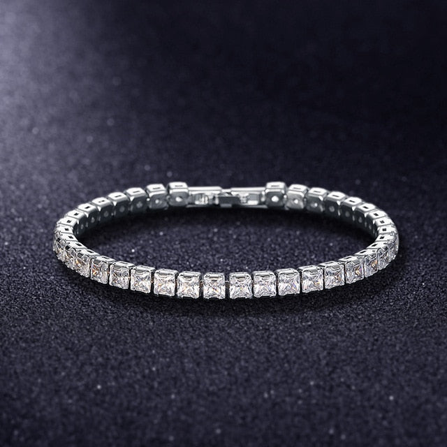 Strålende armbånd med cubic zirconia steiner, gir et luksuriøst preg