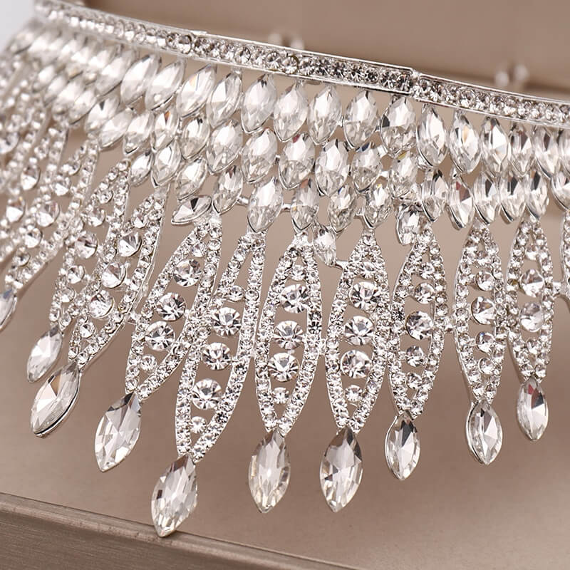 Delikat krystall- og rhinestonetiara, en elegant hodekrone for kvinner