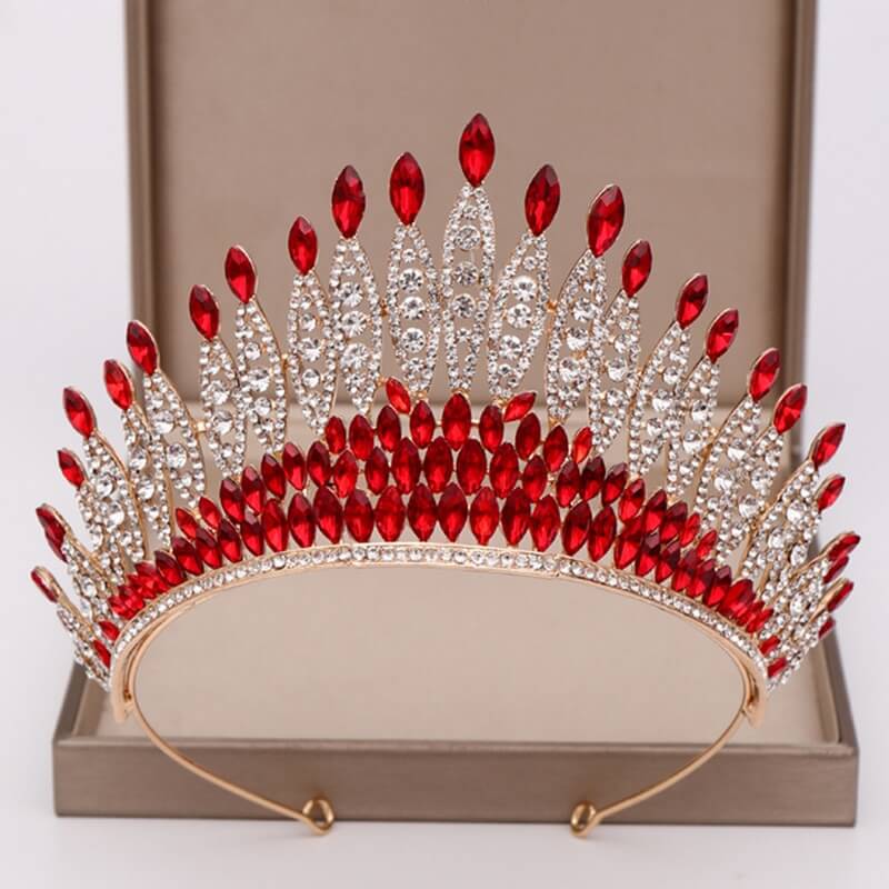 Tiara med glitrende krystaller til bruden, en elegant krone for bryllup