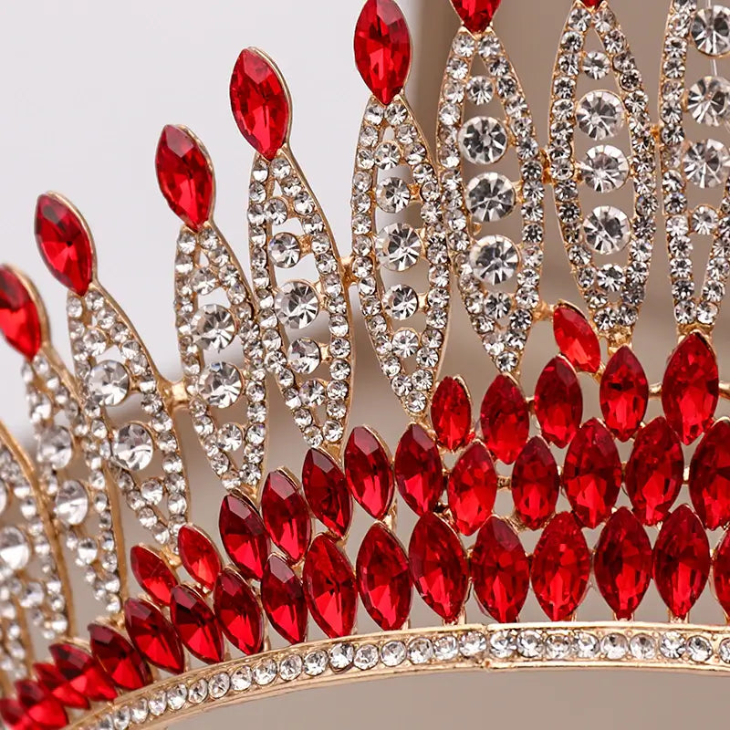Luksuriøs krystalltiara med kongekrone-design, ideell for brud og fest