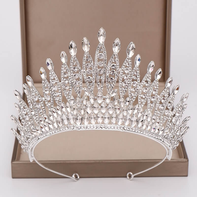 Tiara for kvinner med mange glitrende krystaller, glamorøs og elegant