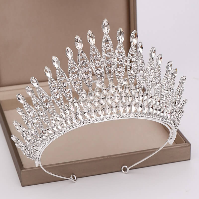 Brudetiara med intrikate krystaller, en stunning kongekrone for bryllup