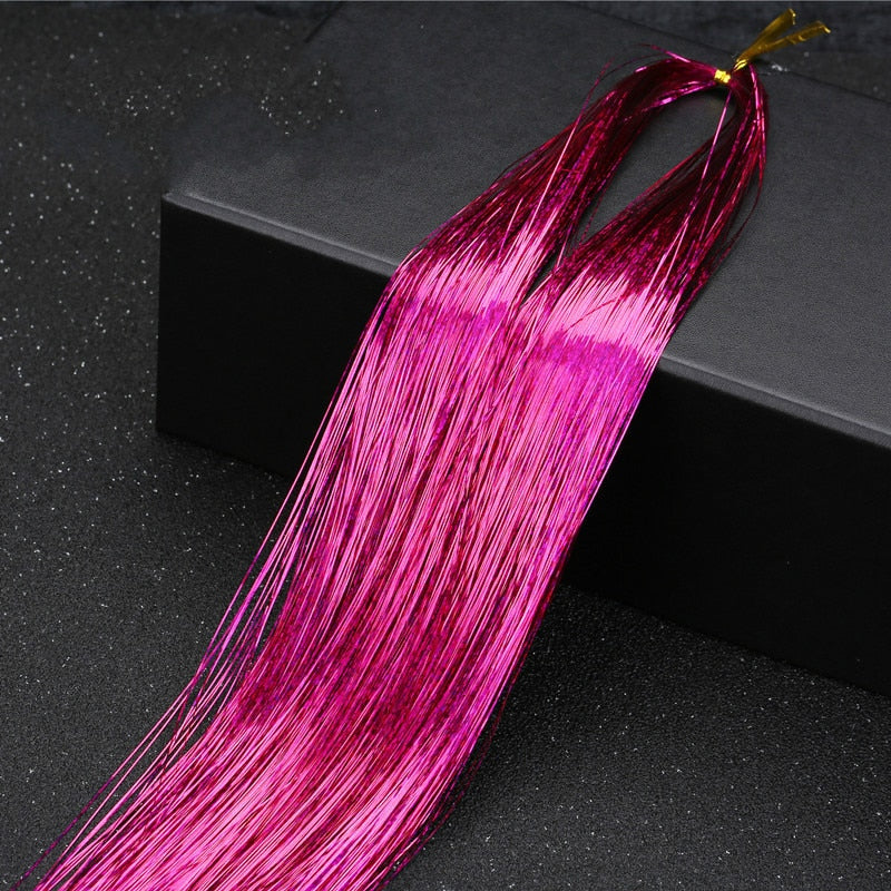 Hårforlengelse med blå tinsel, fargerikt og glitrende tilbehør for hårstyling.