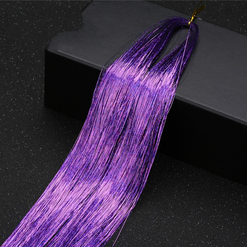 Bilde av en kvinne med diskret tinsel hårforlengelse, elegant glitter i håret.