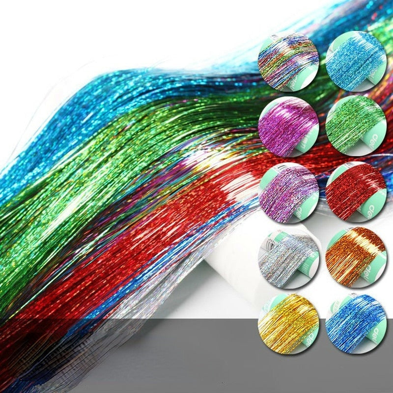 Nærbilde av glitrende tinsel hårforlengelse, detalj av skinnende syntetisk fiber.