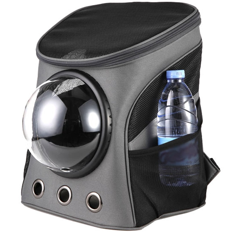 Grå dyretransportryggsekk med forsterket bunn, gir stabilitet og støtte for dyrets vekt under reise.