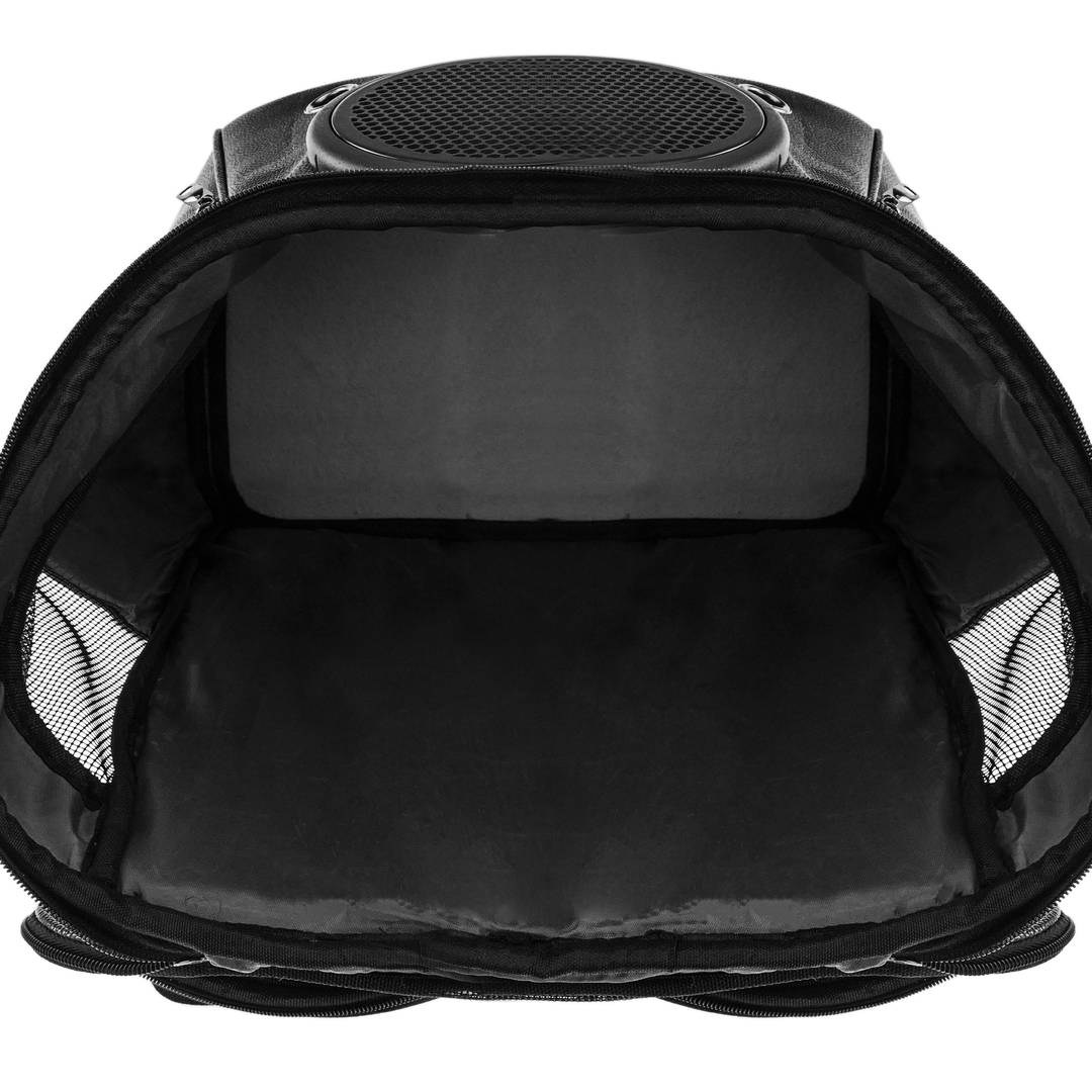 Bæreveske for små dyr, tilgjengelig i grått, khaki og rosa, vist som en del av et reisesett.