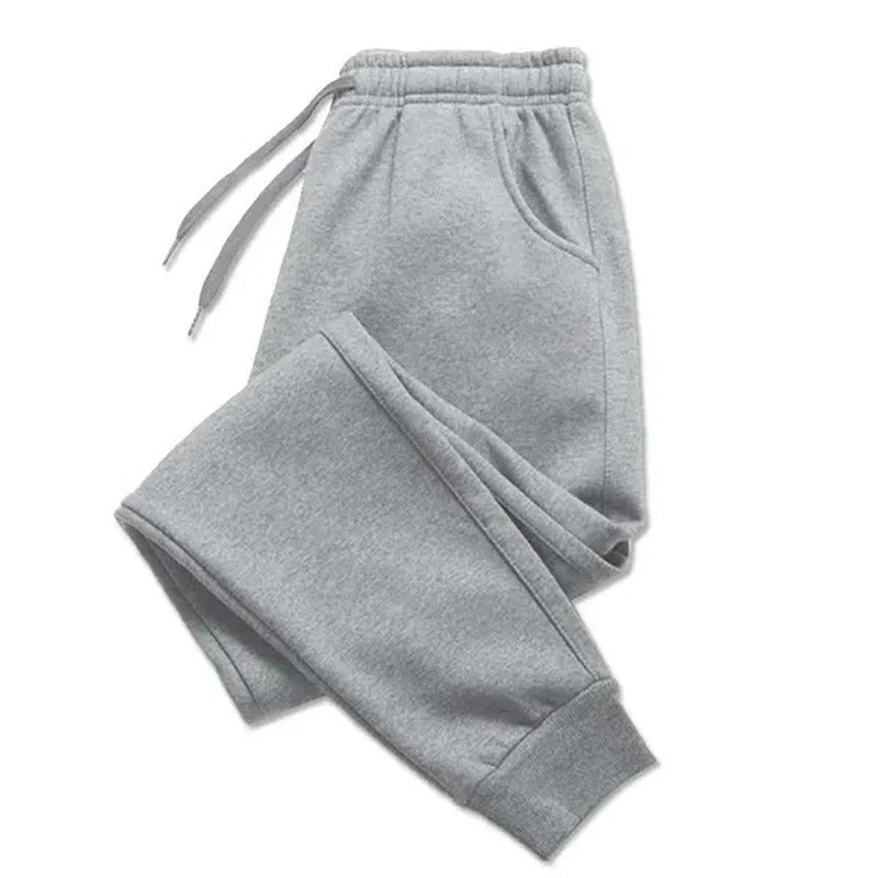 Grå herre joggebukse i myk bomullsblanding, perfekt for avslapning eller lette fritidsaktiviteter.