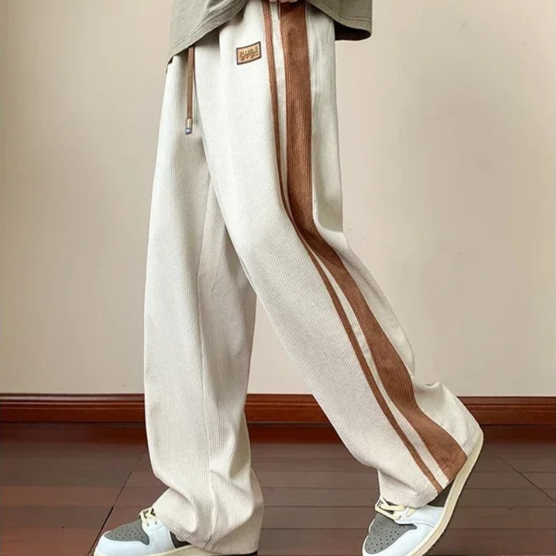 Mann i stilfull, baggy oversized joggebukse for menn, ideell for hverdagsbruk og avslappet fritid.
