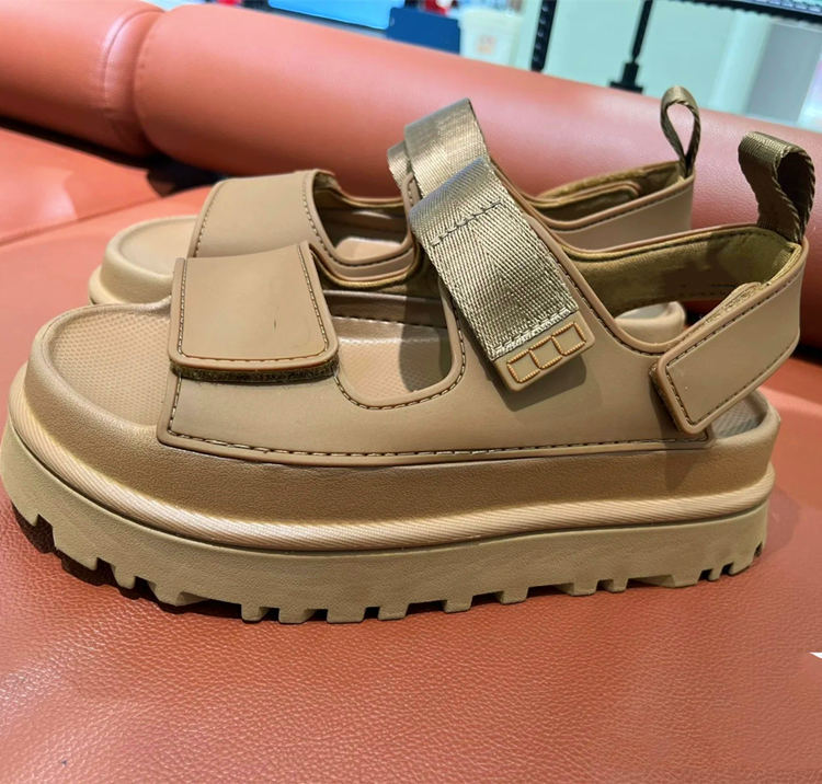 Grå dame sporty sandaler med ergonomisk fotseng og sklisikker såle, justerbar reim for optimal passform.