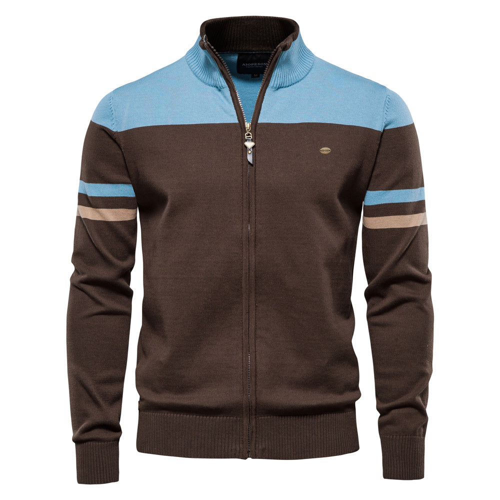 "Grå herre strikkegenser med glidelås og kontrastdetaljer, elegant og sporty design med mykt materiale."