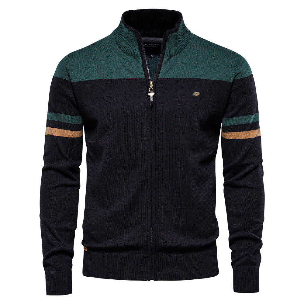 "Grå herre strikkegenser med glidelås og kontrastdetaljer, elegant og sporty design med mykt materiale."