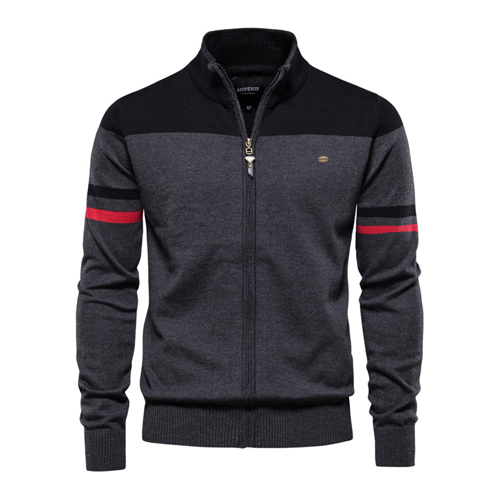 "Grå herre strikkegenser med glidelås og kontrastdetaljer, elegant og sporty design med mykt materiale."