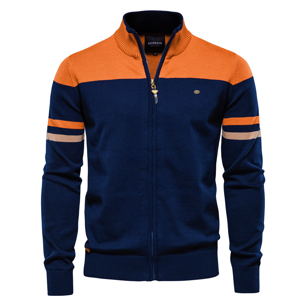 "Grå herre strikkegenser med glidelås og kontrastdetaljer, elegant og sporty design med mykt materiale."