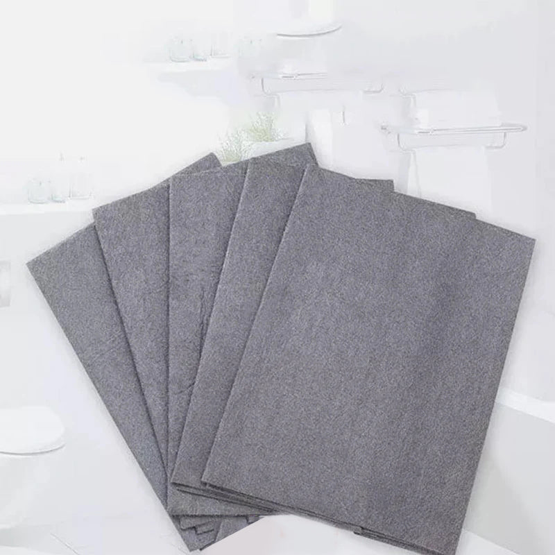 "Grå mikrofiberklut 30x30 cm, tykk og stripefri for effektiv rengjøring av glass og stål uten kjemikalier."