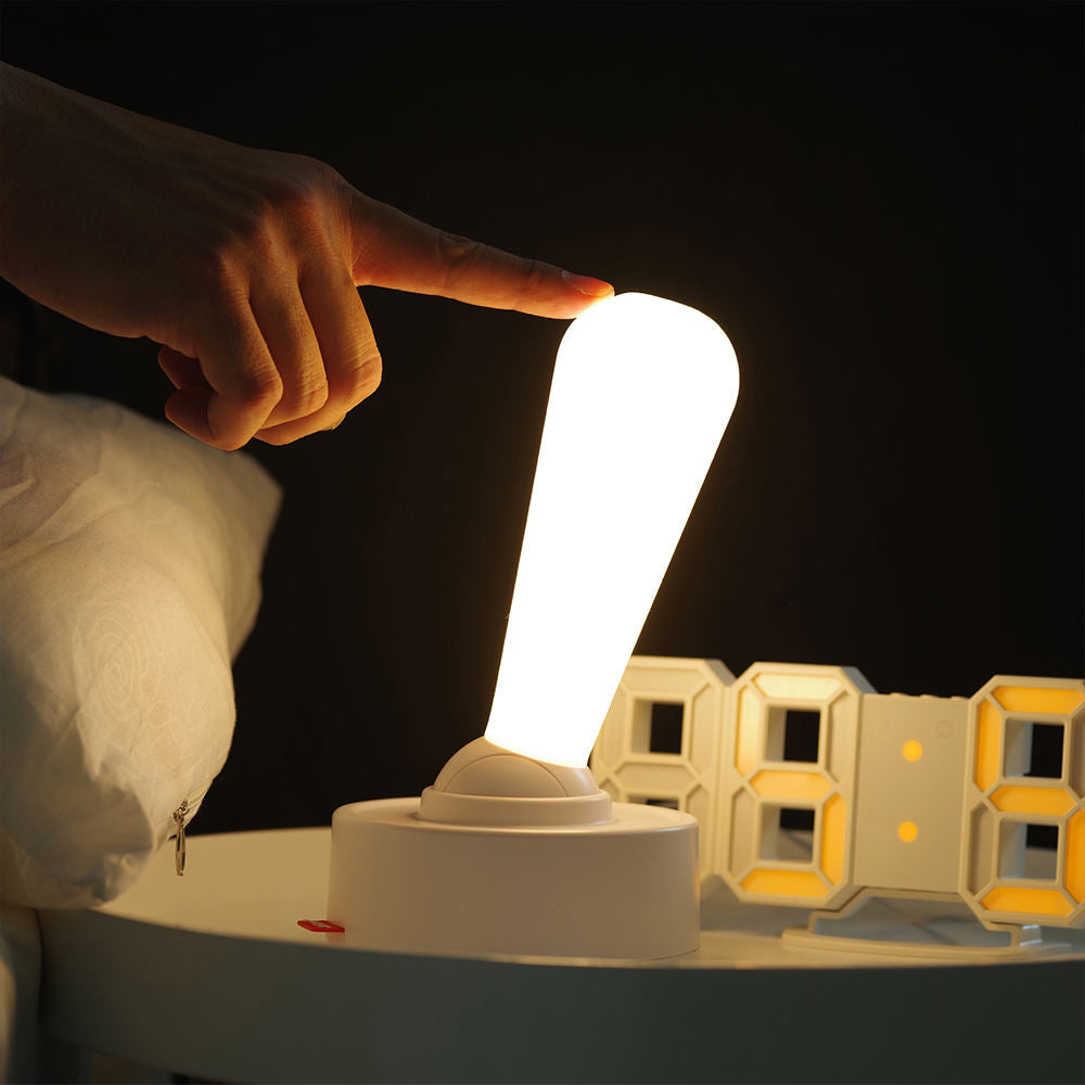Grå og hvit bordlampe med retro spakbryter, LED-teknologi, oppladbar for fleksibel bruk, stilren minimalistisk design.