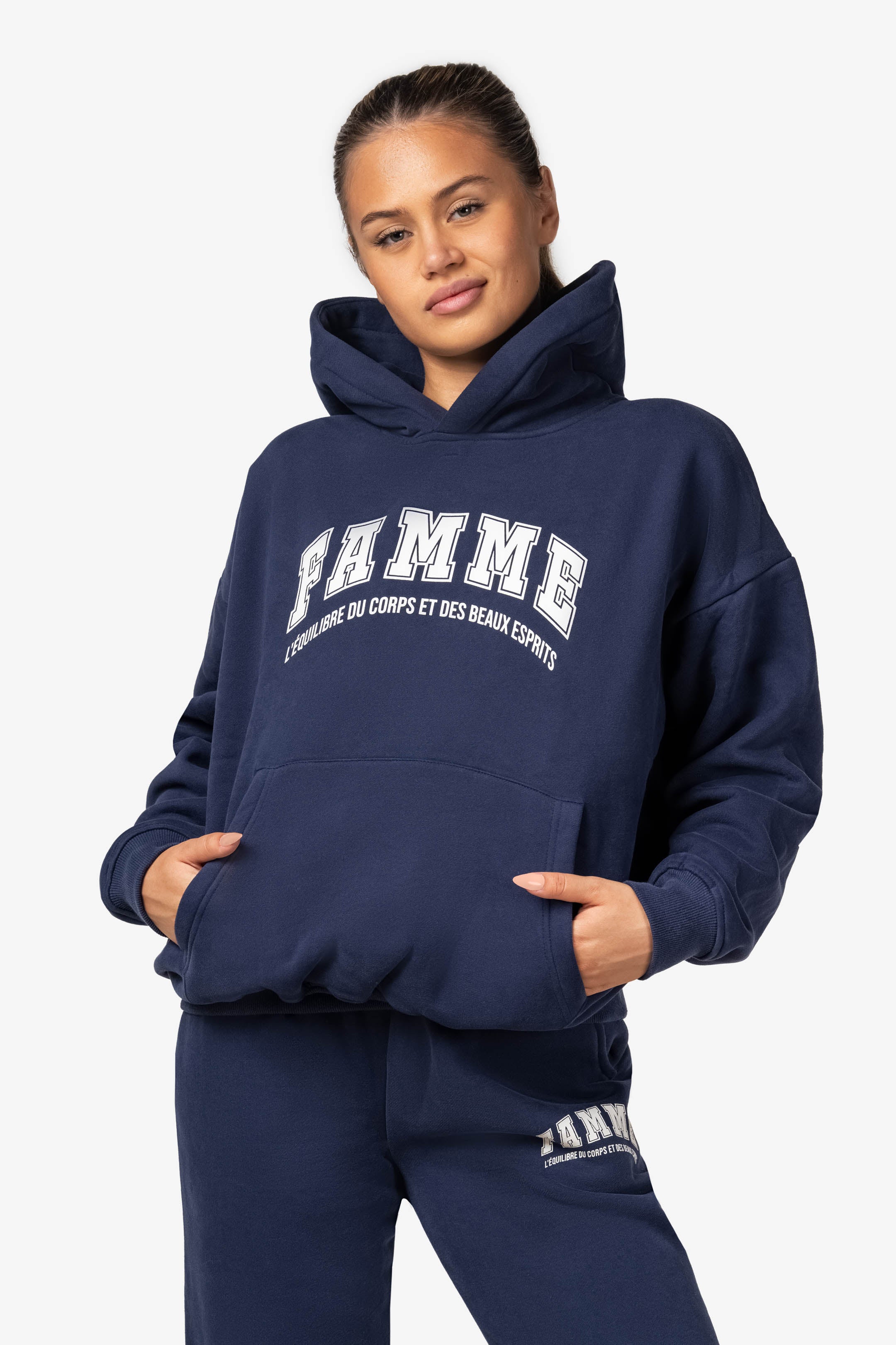 "Grå oversized hettegenser for kvinner, mykt stoff, romslig passform, allsidig for trening og høstklær."