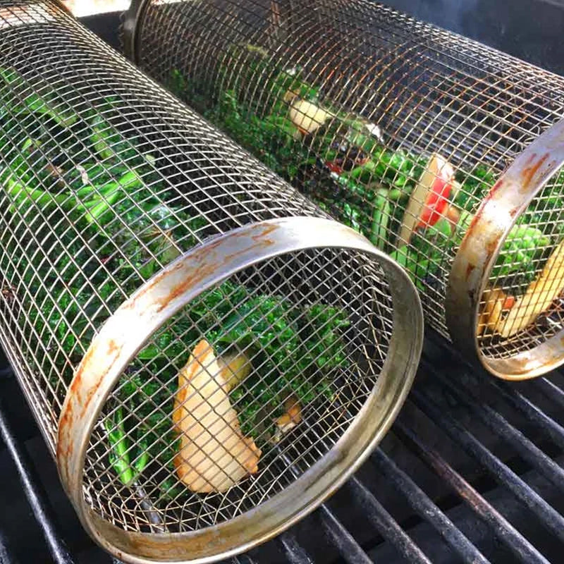 Grillkurv i rustfritt stål roterende 360° med grønnsaker og kjøtt, jevn varmefordeling, ideell for grilling.