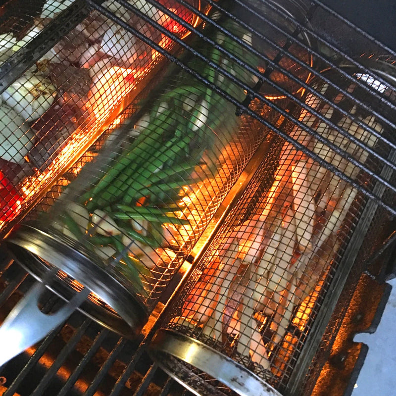 Grillkurv i rustfritt stål roterende 360° med grønnsaker og kjøtt, jevn varmefordeling, ideell for grilling.