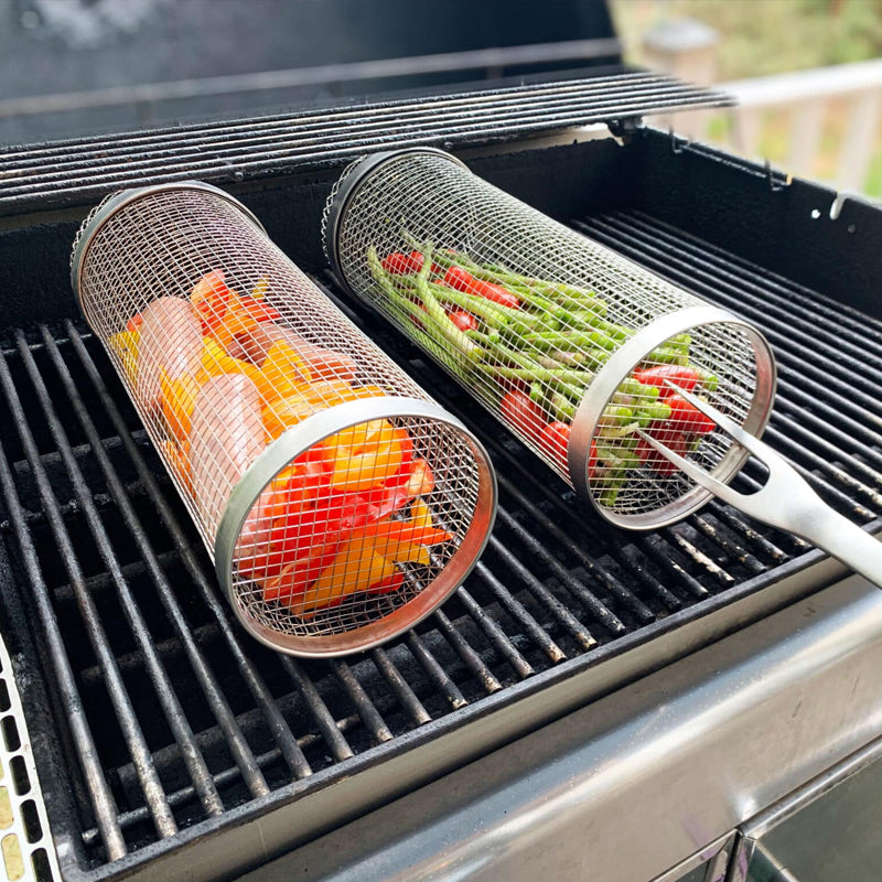 Grillkurv i rustfritt stål roterende 360° med grønnsaker og kjøtt, jevn varmefordeling, ideell for grilling.