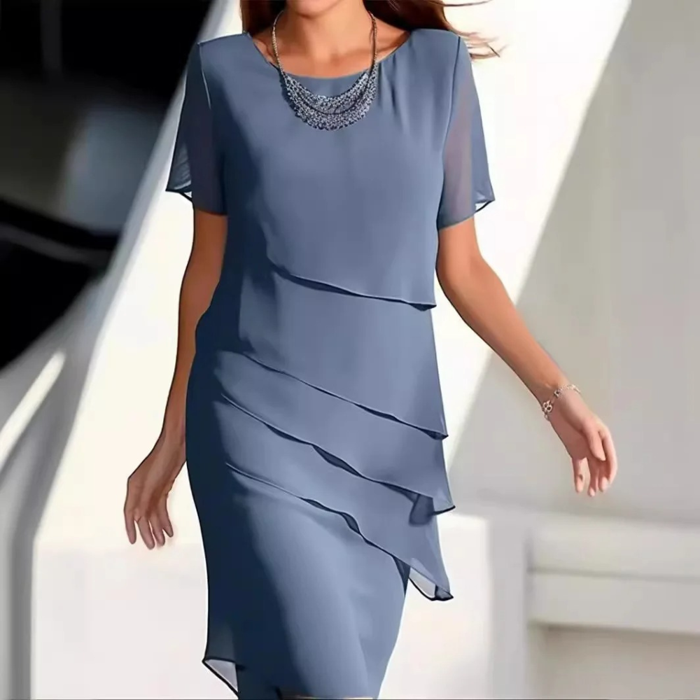 "Grønn Karmen midikjole i myk chiffon, middels lengde, elegant design for sommerdager, flatterende passform."