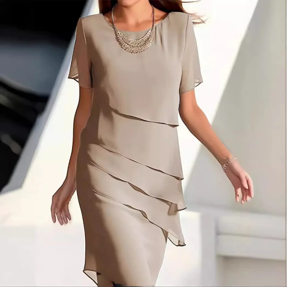 "Grønn Karmen midikjole i myk chiffon, middels lengde, elegant design for sommerdager, flatterende passform."