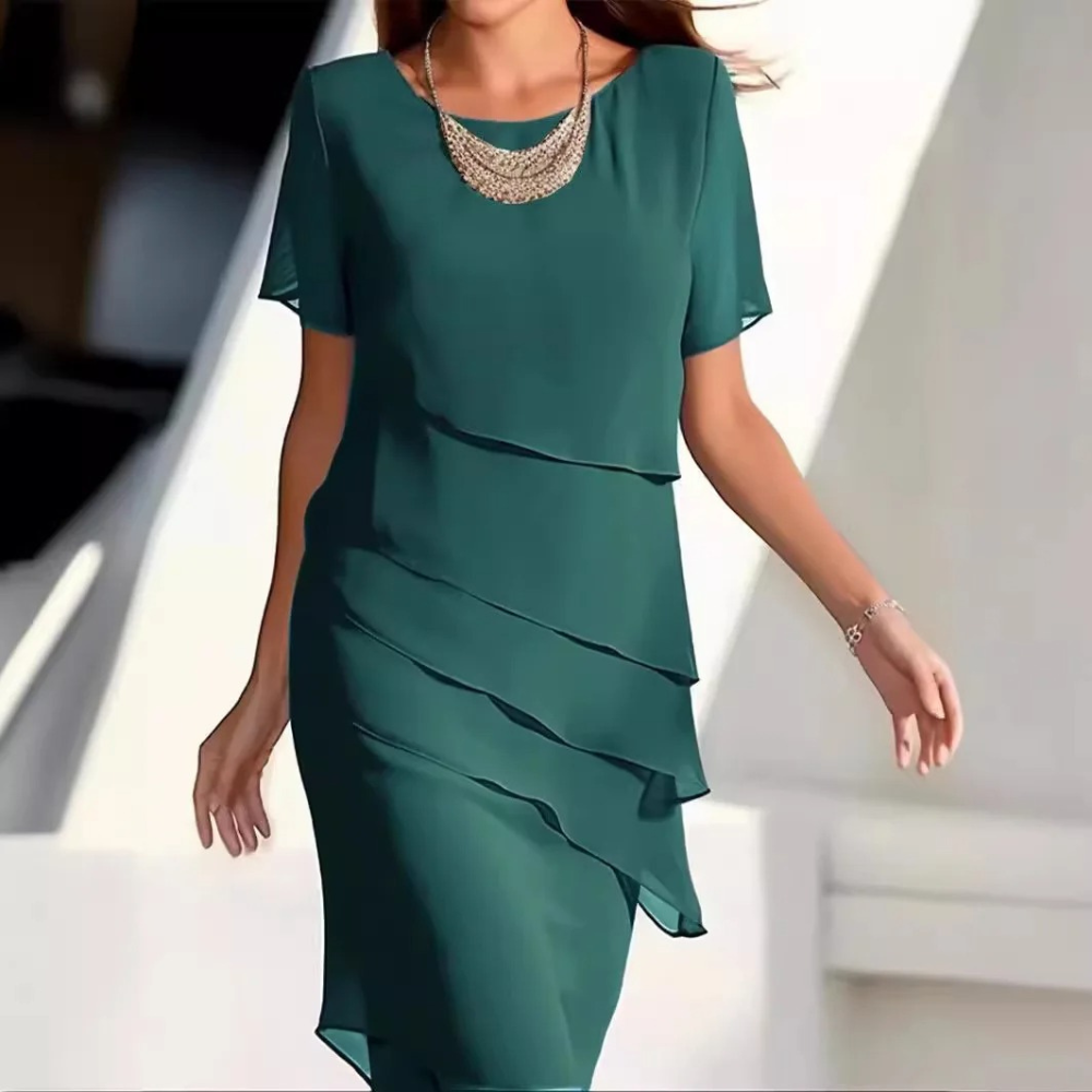 "Grønn Karmen midikjole i myk chiffon, middels lengde, elegant design for sommerdager, flatterende passform."