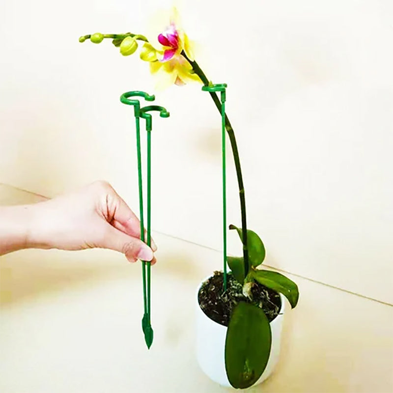 "Grønn plantestøtte med stålkjerne og plastbelegg, gir solid støtte for blomster og smelter inn i hagens naturlige skjønnhet.