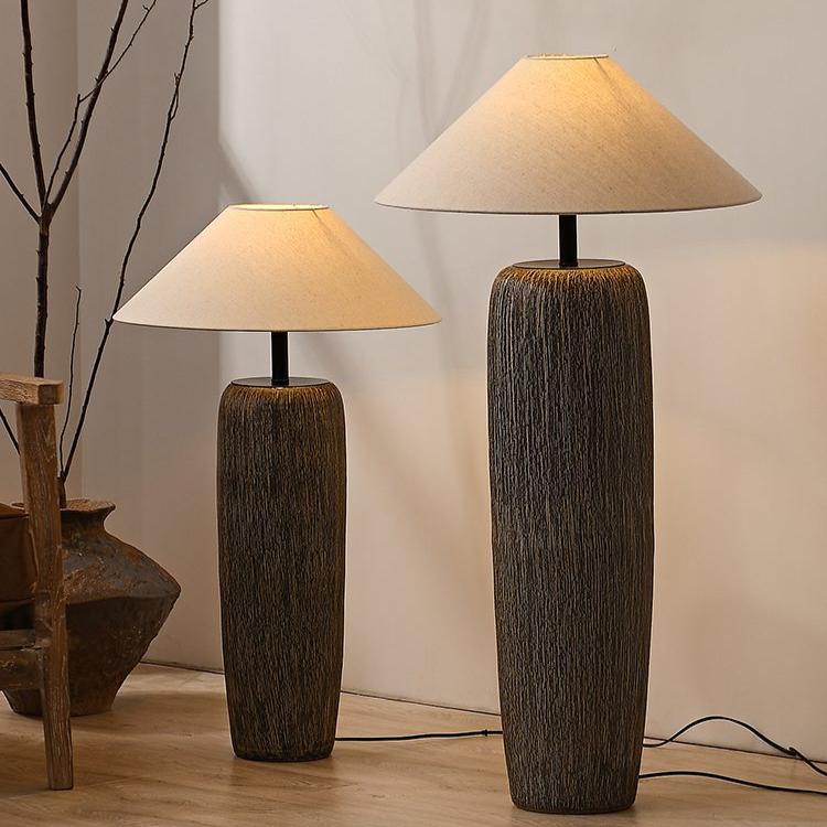 "Gulvlampe i forvitret tre, rustikk stil, slitne detaljer, LED/Edison-pære, varm atmosfære, moderne hjem"