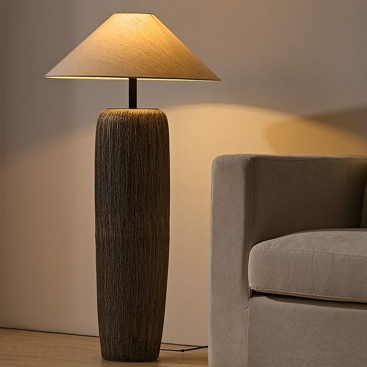 "Gulvlampe i forvitret tre, rustikk stil, slitne detaljer, LED/Edison-pære, varm atmosfære, moderne hjem"