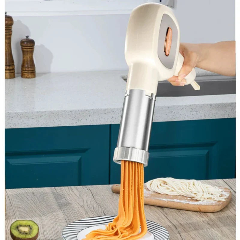 Hvit automatisk pastamaskin som forenkler laging av fersk pasta og nudler. Kompakt kjøkkenapparat.