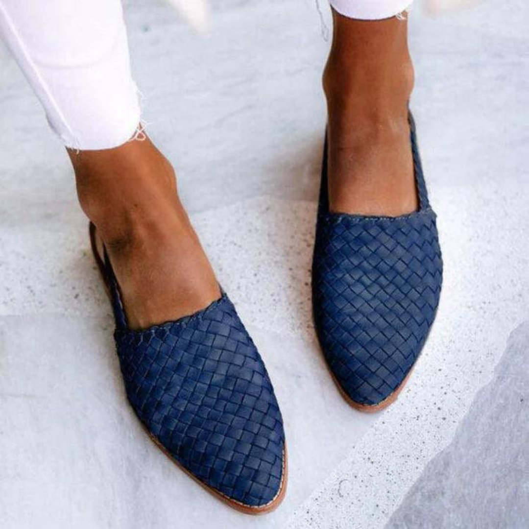 Elegante, håndlagde damesandaler. Flate slip-on gir komfort og stil for sommerbruk.