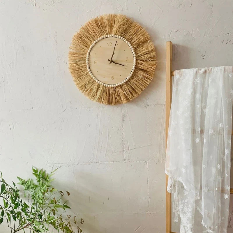 Bilde av en stille, rund veggklokke i brun hvetestrå, perfekt for boho-hjemmet.