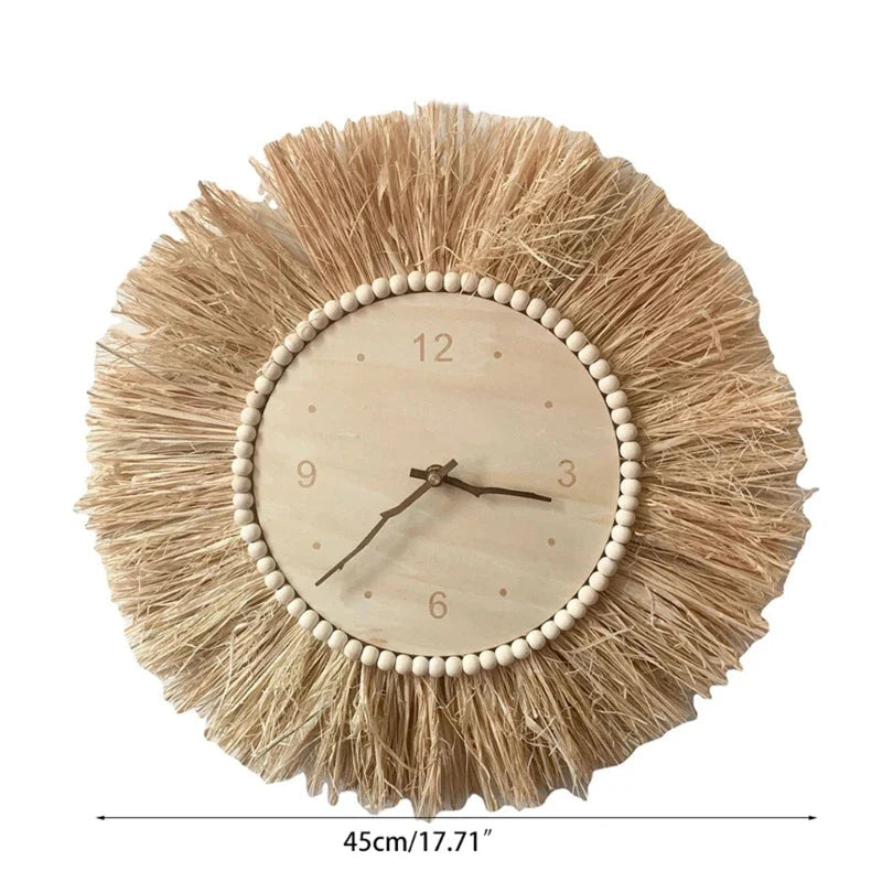 Miljøvennlig, brun veggklokke i boho-design, håndlaget flettemønster fra hvetestrå.