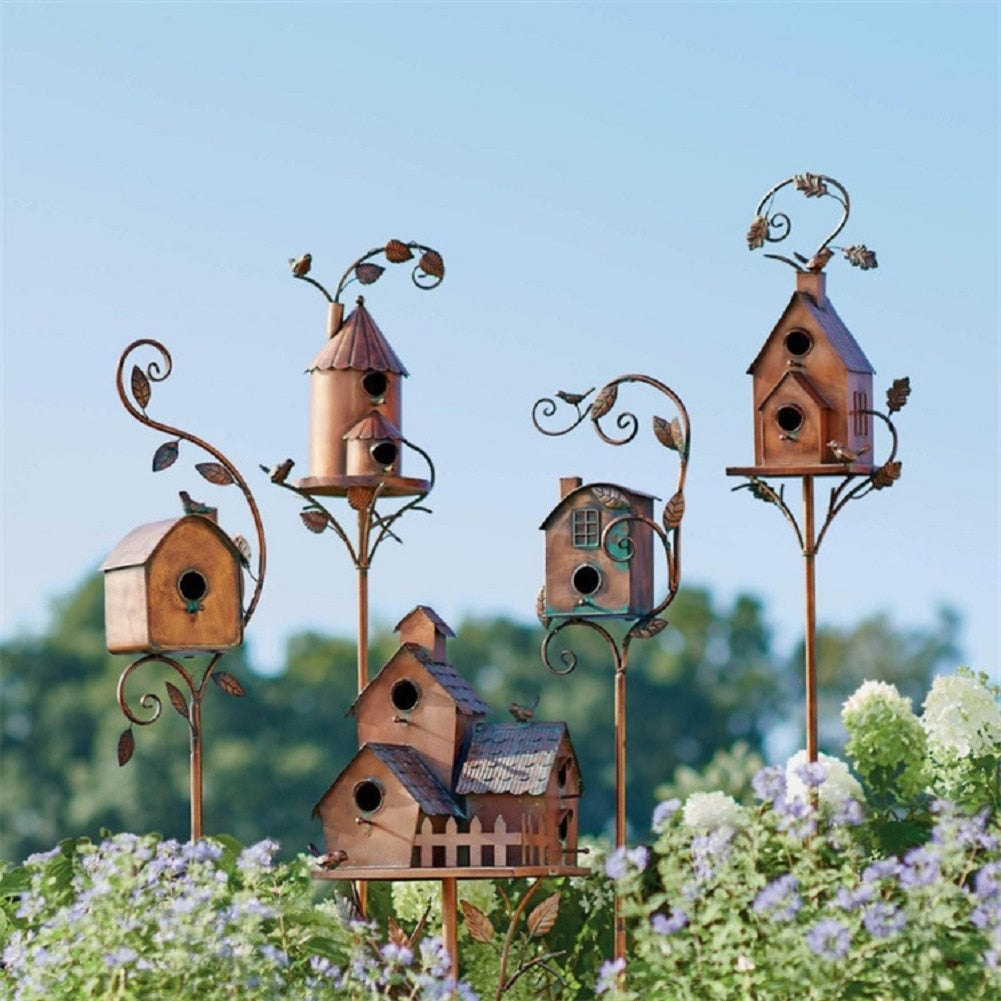 Elegant metallfuglehus i rustikt design, funksjonelt og dekorativt for hager og terrasser.
