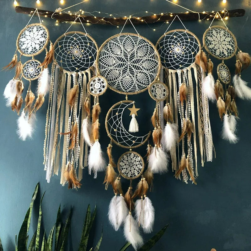 Håndlaget drømmefanger med månetema, fjær og perler for boho innendørsdekor eller barnerom.
