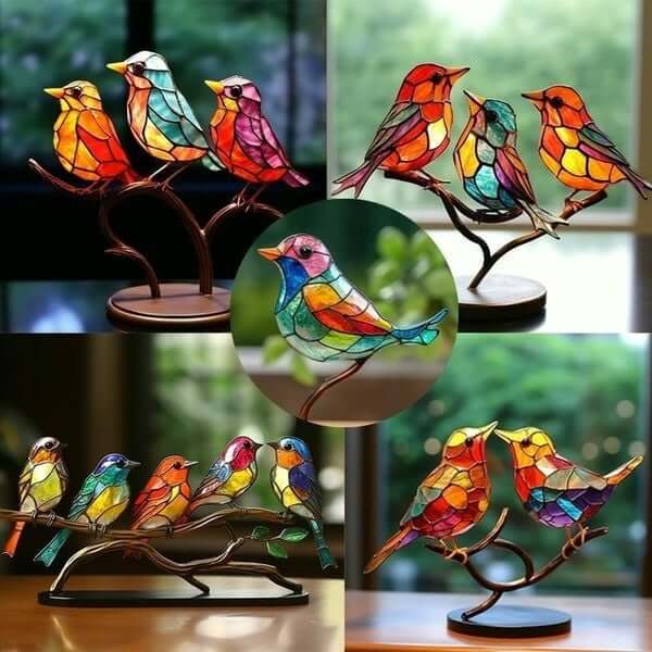 Fugleskulptur fra siden, presenterer den unike formen og samspillet mellom fugler og gren.