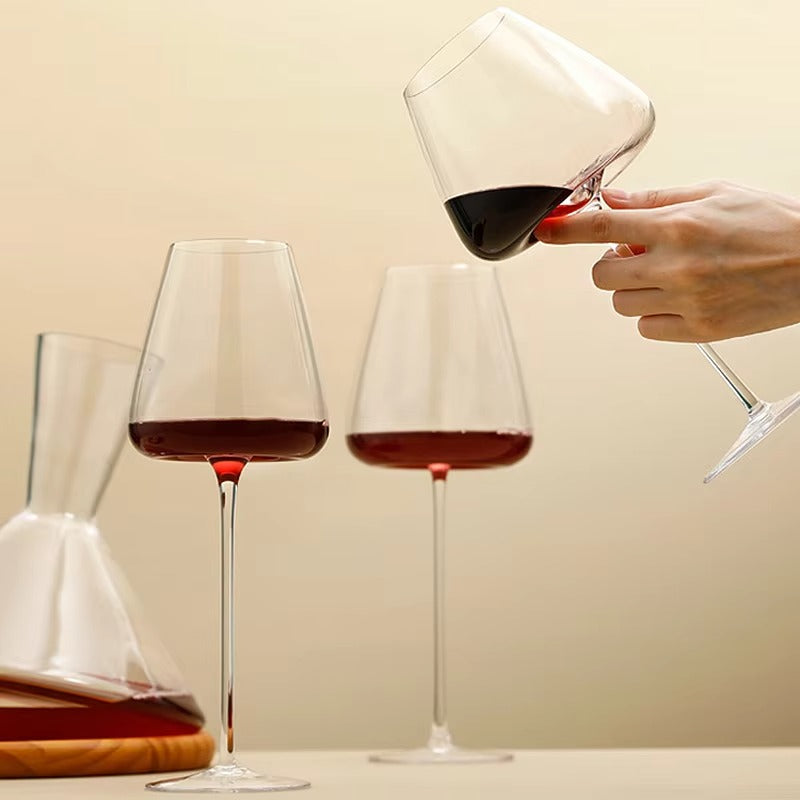 Detaljert bilde av et elegant håndlaget krystall vinglass med stett.