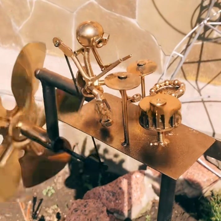 Nærbilde av håndlaget metallvindmølle rockeband-detaljer. Perfekt hagepynt.