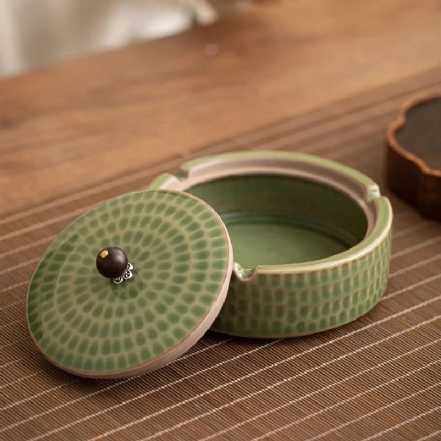 Håndlaget keramikk askebeger i retro stil. Med lokk for innendørs og utendørs dekorasjon.