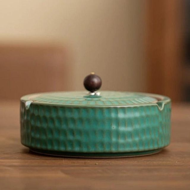 Vintage askebeger i keramikk med lokk. Dekorativt håndlaget design til interiør og uterom.