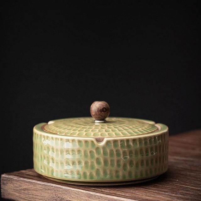 Vintage inspirert askebeger i håndlaget keramikk med lokk. Funksjonelt og vakkert design.