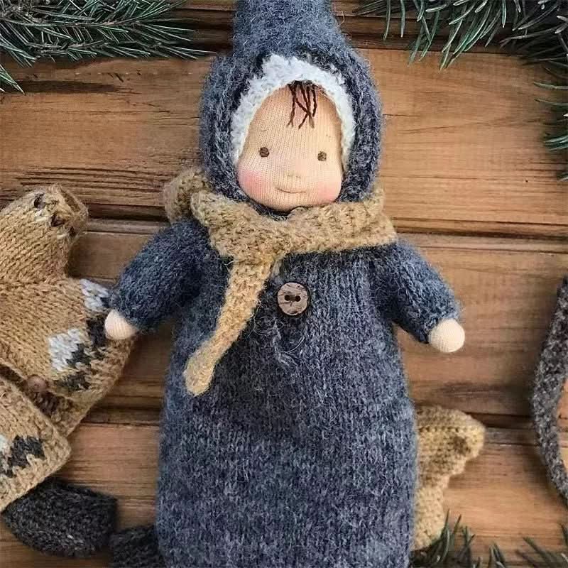 Waldorf-dukke med tilbehør som liten veske og hårbånd, klar for rollelek eventyr.