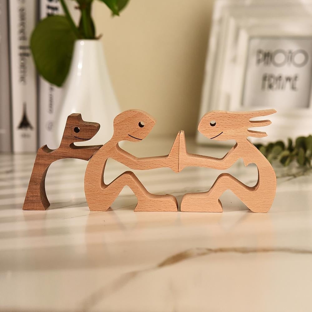 Kunstnerisk håndskåret treverk: Figur som viser vennskapet mellom et menneske og en hund, tidløs interiørdekor.