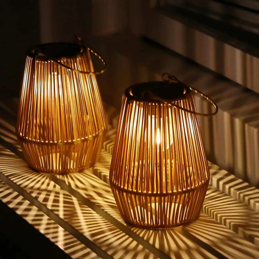 Solcellelampe i hagen ved skumring, gir et varmt stemningslys; håndvevd utendørs belysning.