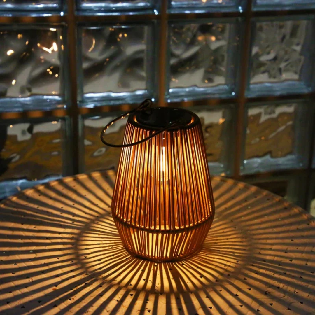 Stilfull håndvevd solcellelampe; ideell for å lyse opp utendørs arealer og terrasser.