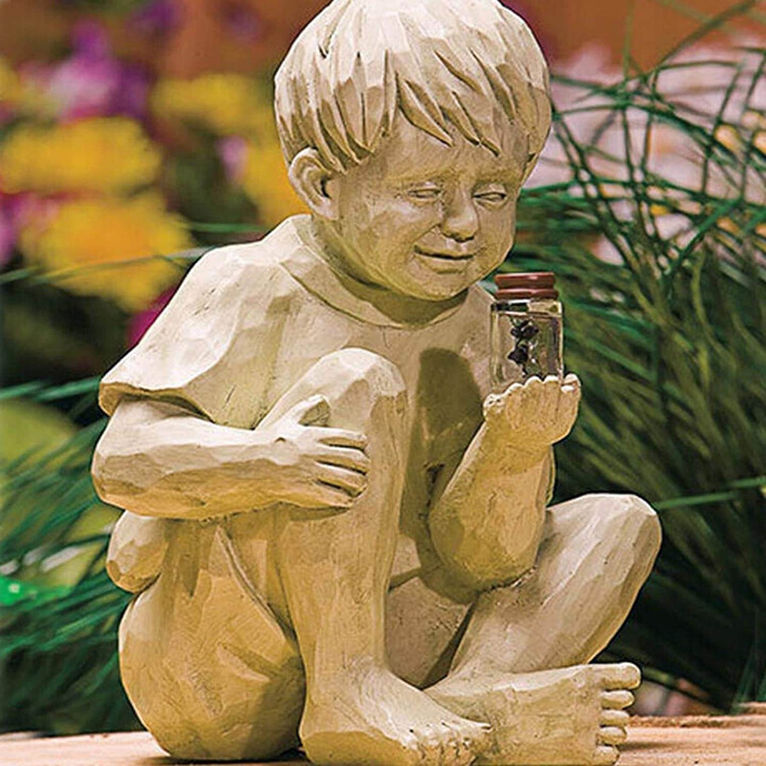 Harpiksfigur: Jente med ildfluer, 22.5 cm hagedekorasjon med solcellelys.